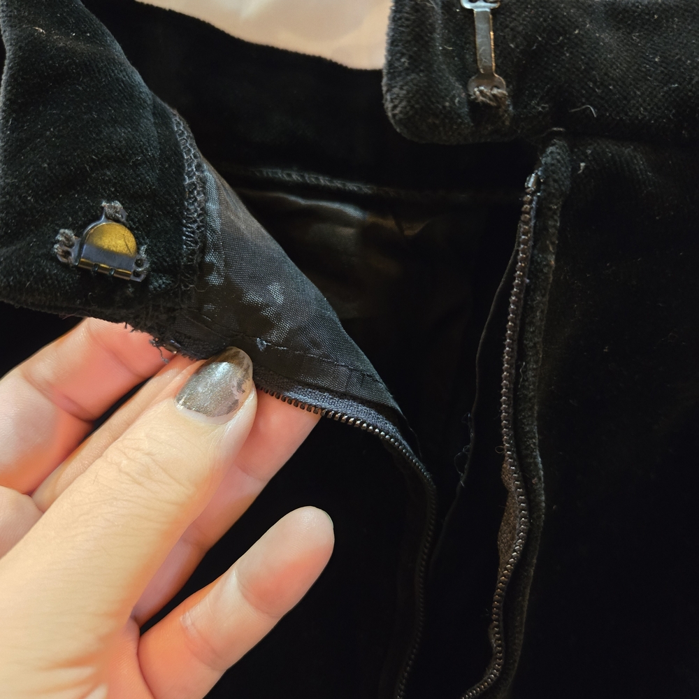 Elegant Black Velvet Skirt - Picture 7 of 7